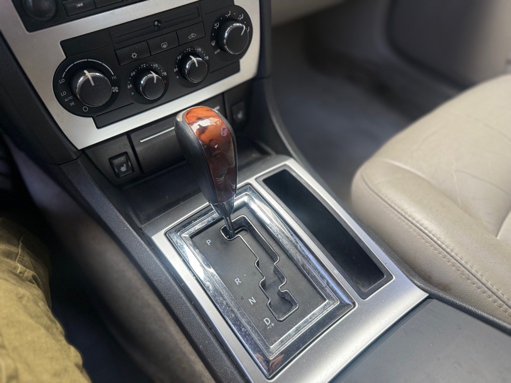 2006 Chrysler 300 Image 16