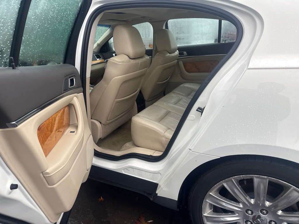 2012 Lincoln MKS Image 12