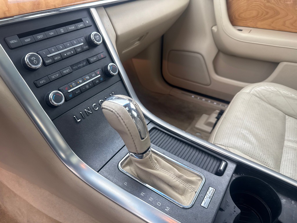 2012 Lincoln MKS Image 17