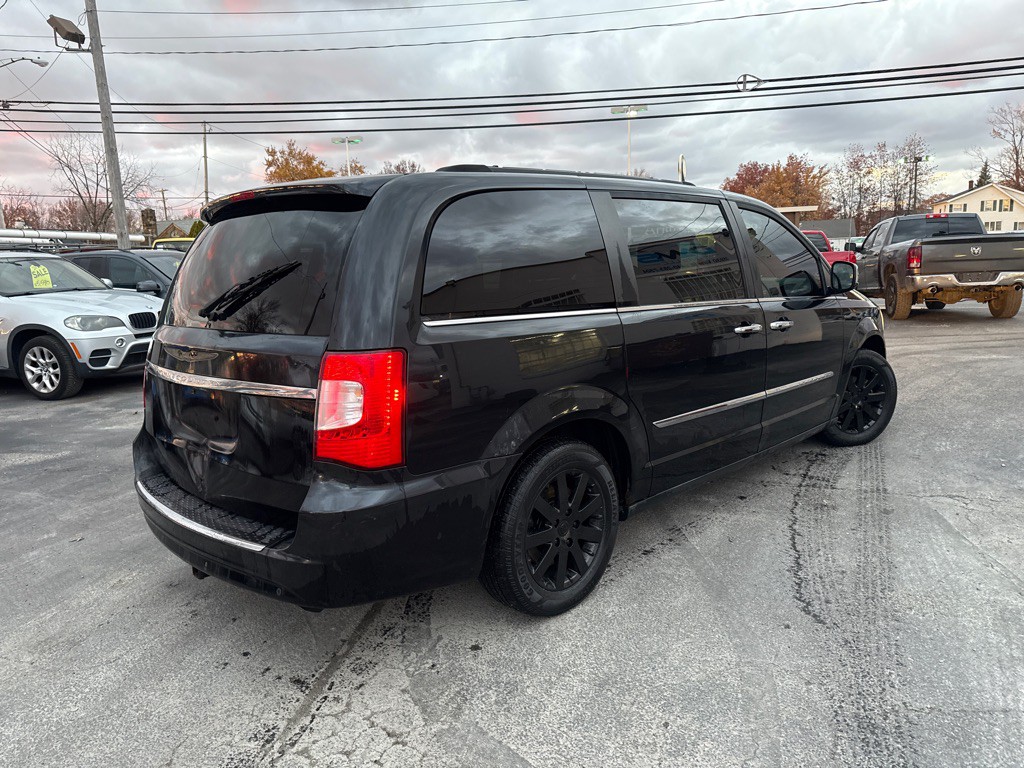 2012 Chrysler Town & Country Image 6