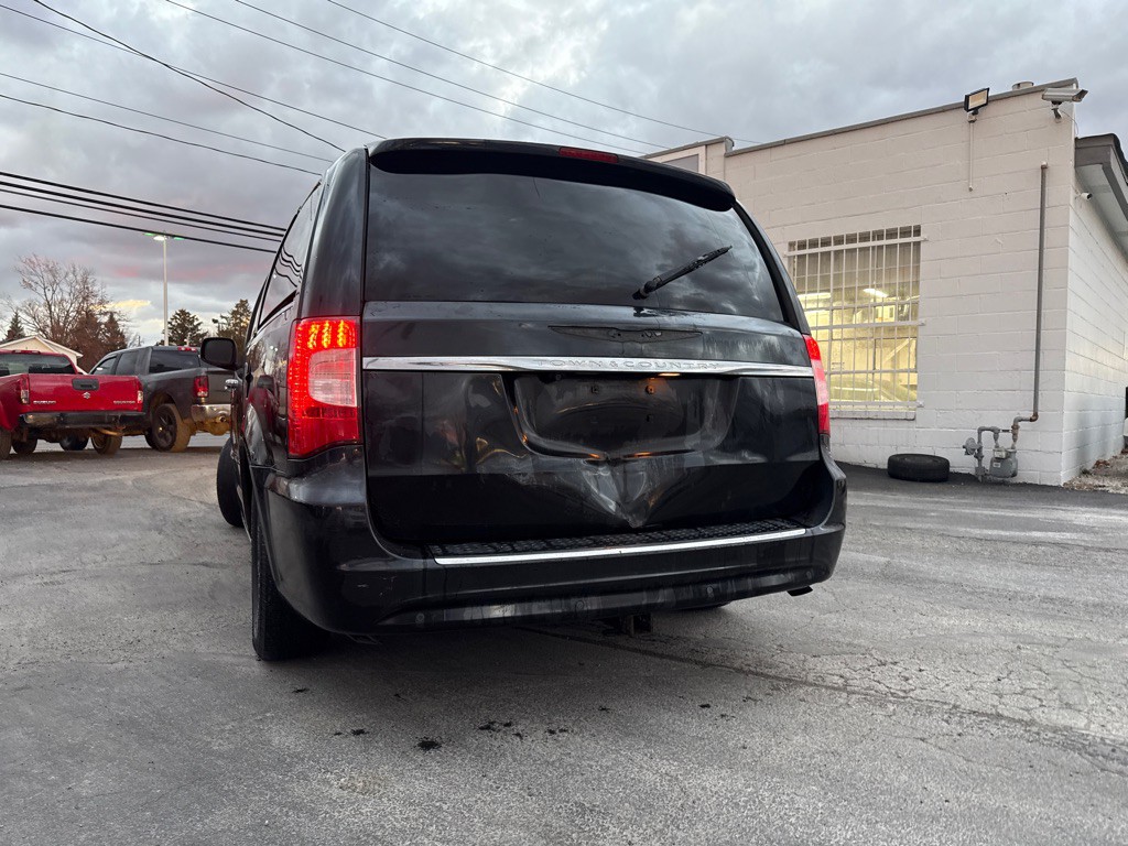 2012 Chrysler Town & Country Image 7