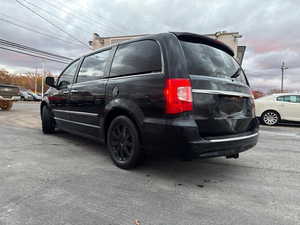 2012 Chrysler Town & Country Image 8