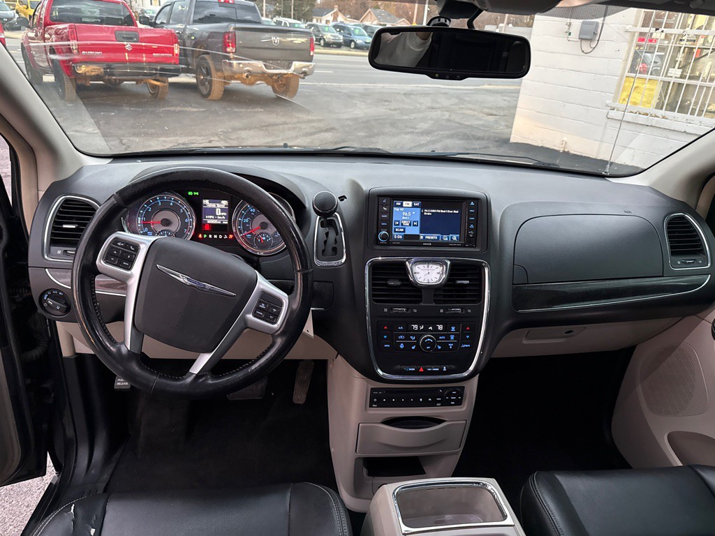 2012 Chrysler Town & Country Image 9