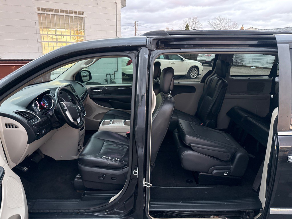 2012 Chrysler Town & Country Image 10