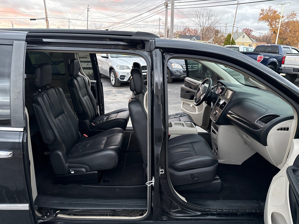 2012 Chrysler Town & Country Image 11