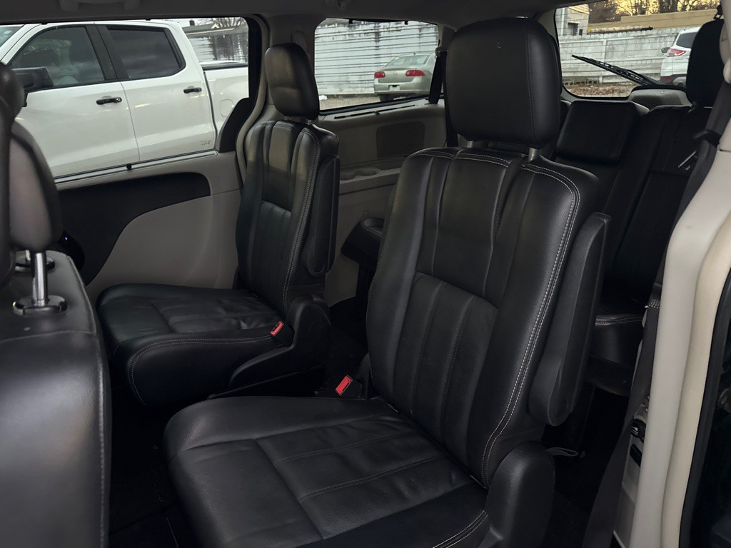2012 Chrysler Town & Country Image 13