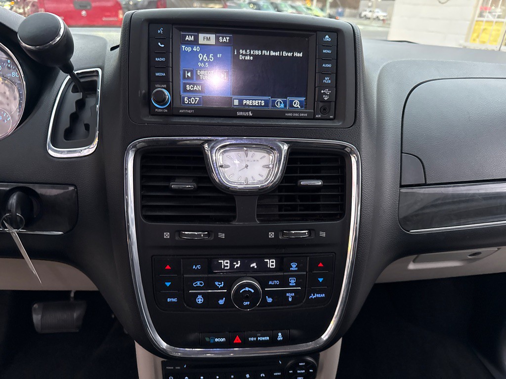 2012 Chrysler Town & Country Image 16