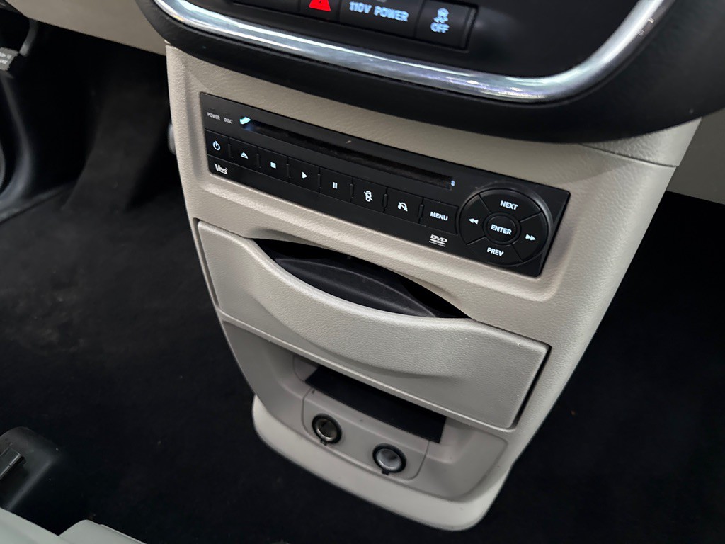 2012 Chrysler Town & Country Image 17