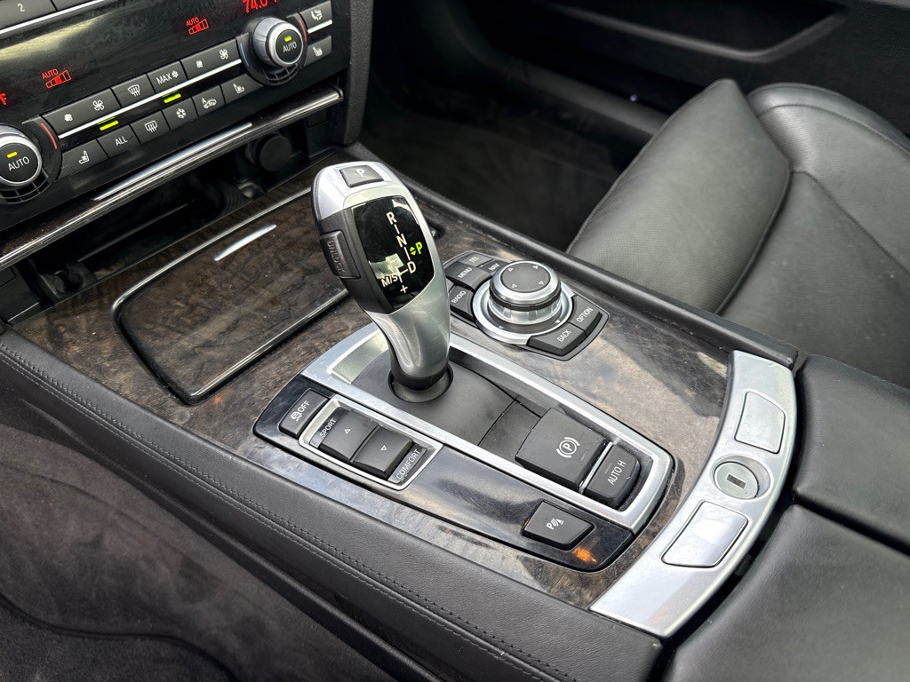 2012 BMW 7 Series Image 16