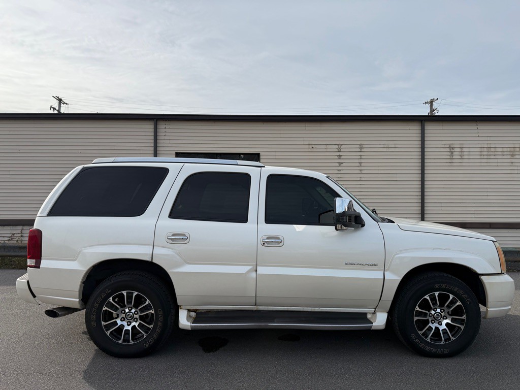 2002 Cadillac Escalade Image 2