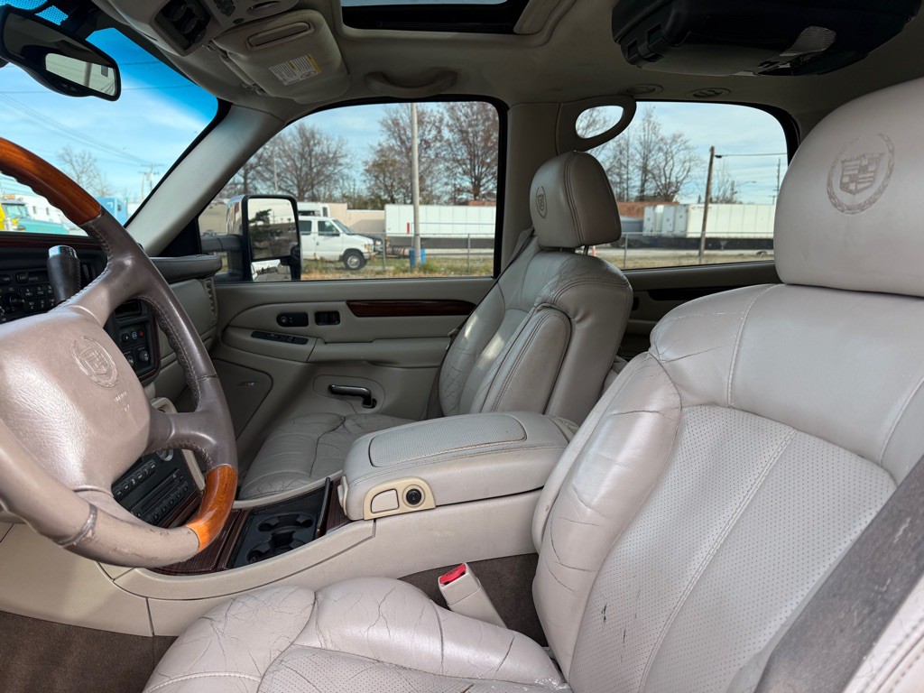 2002 Cadillac Escalade Image 9