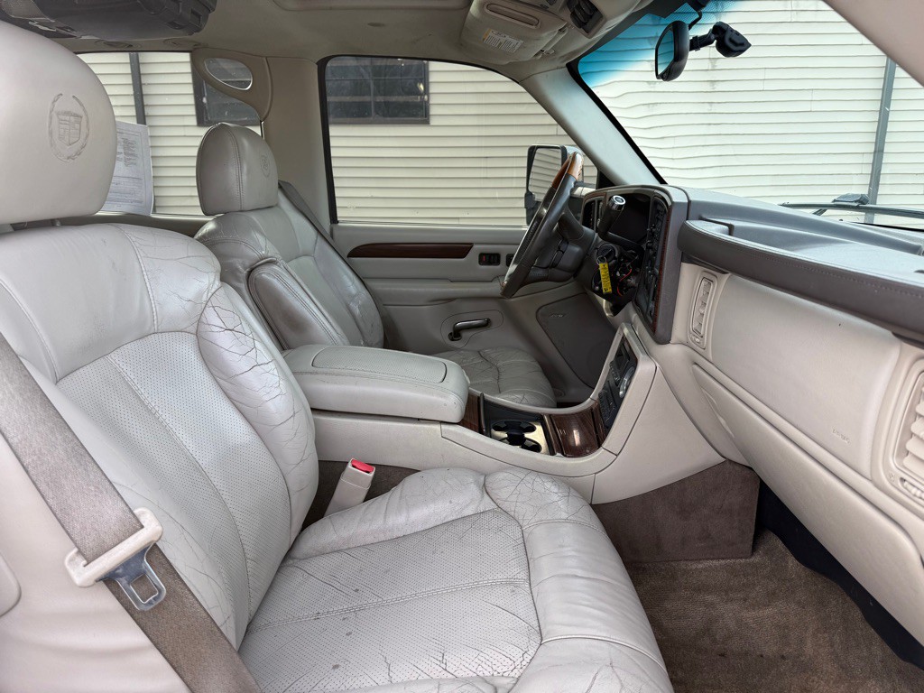 2002 Cadillac Escalade Image 10