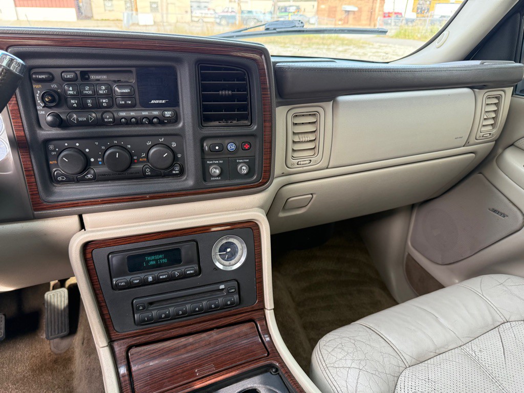 2002 Cadillac Escalade Image 15