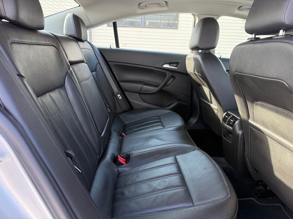 2011 Buick Regal Image 11