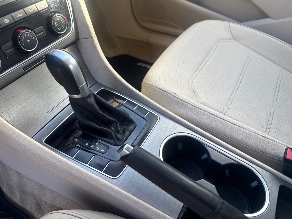 2015 Volkswagen Passat Image 16