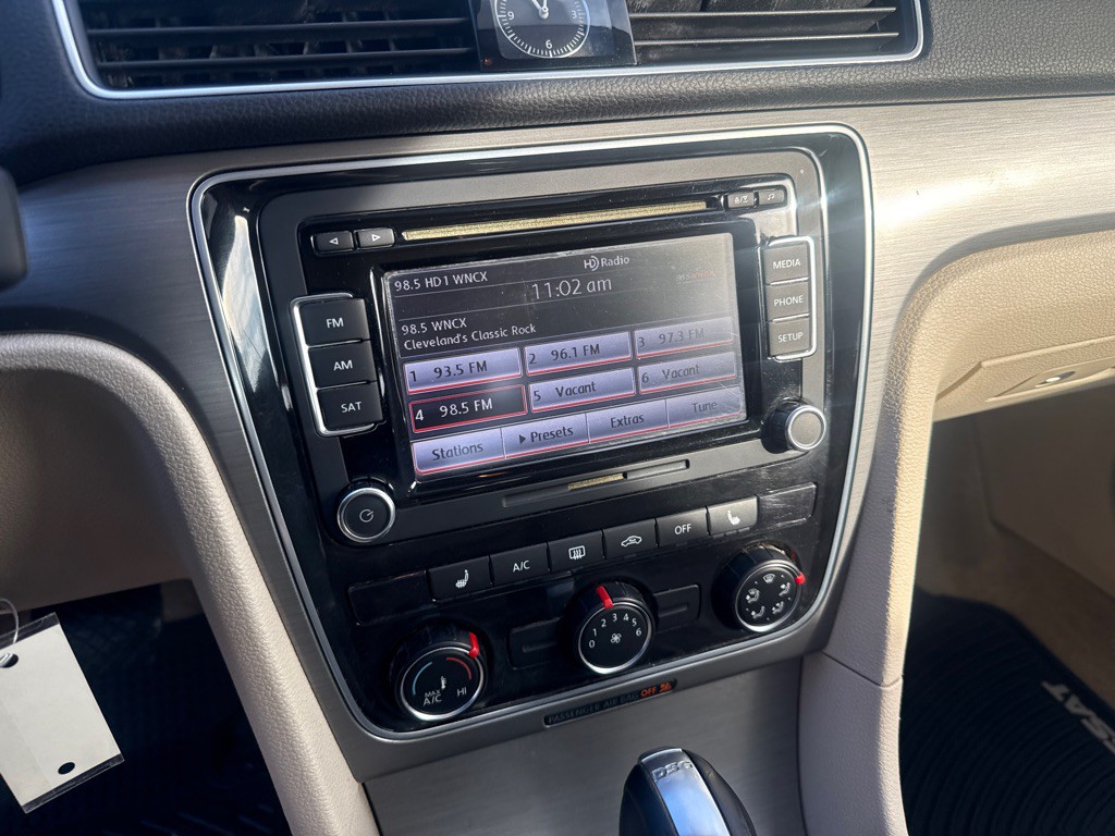 2015 Volkswagen Passat Image 17