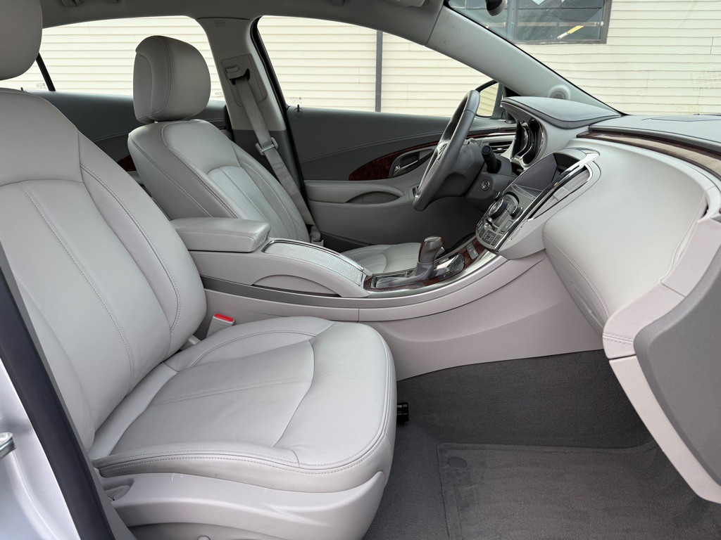 2011 Buick Lacrosse Image 10