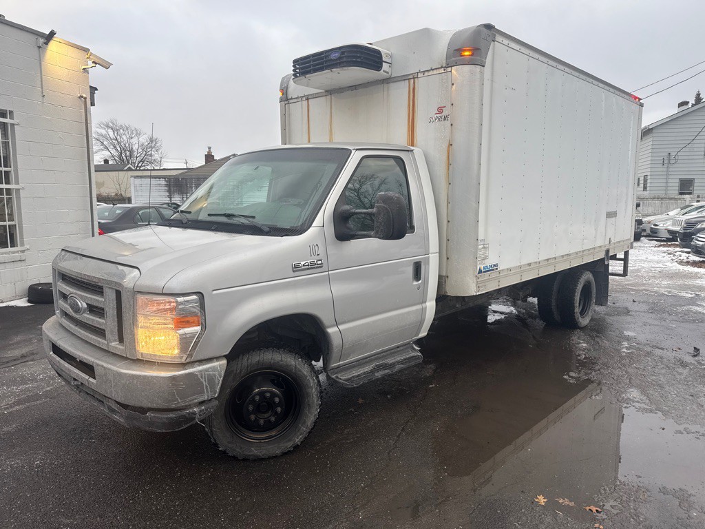 2017 Ford Econoline Image 1