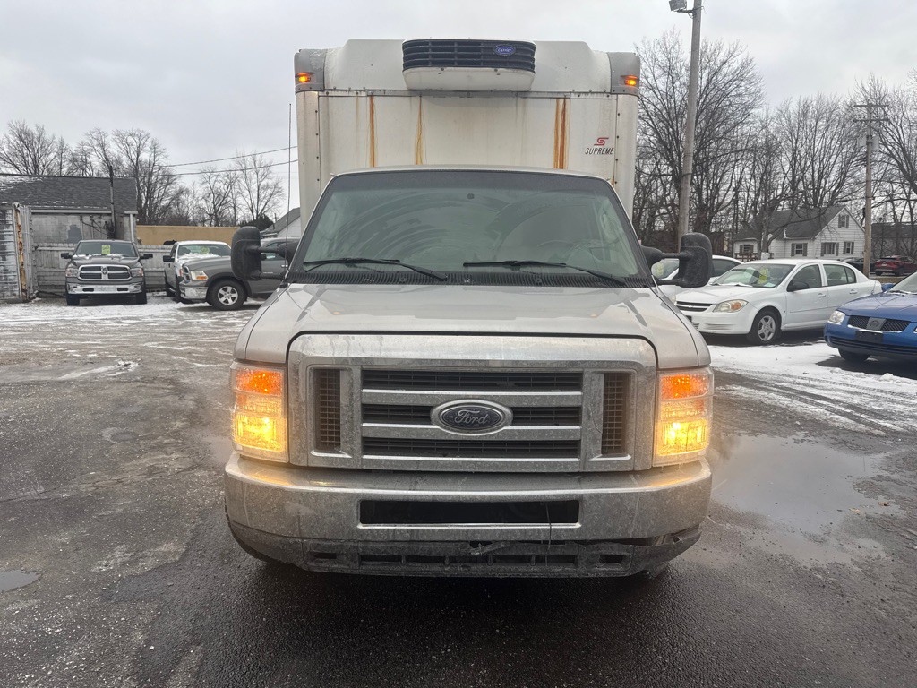 2017 Ford Econoline Image 2