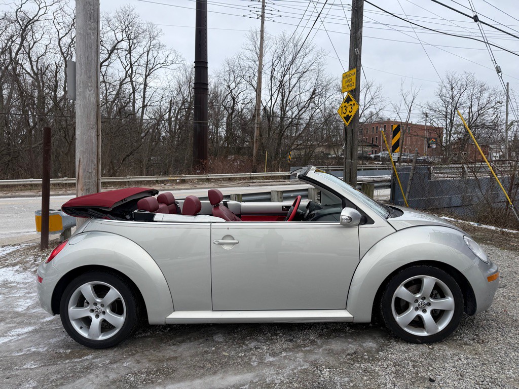 2009 Volkswagen Beetle Image 2