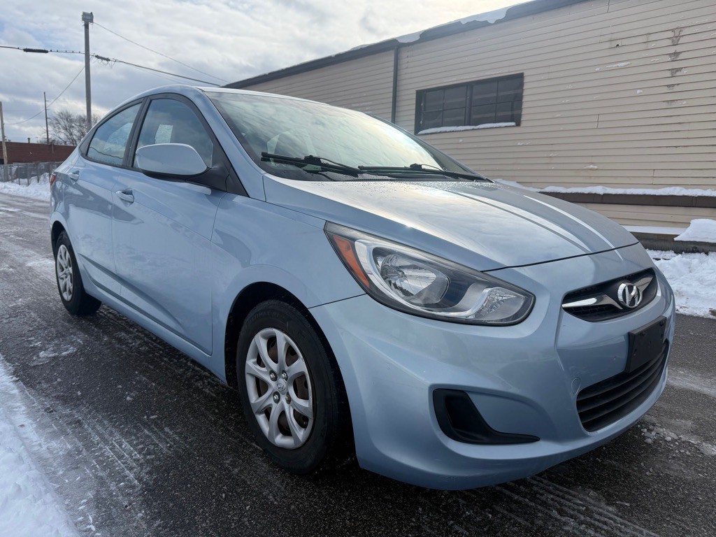 2012 Hyundai Accent Image 1