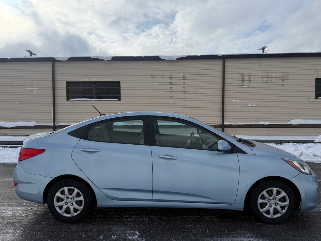 2012 Hyundai Accent Image 2