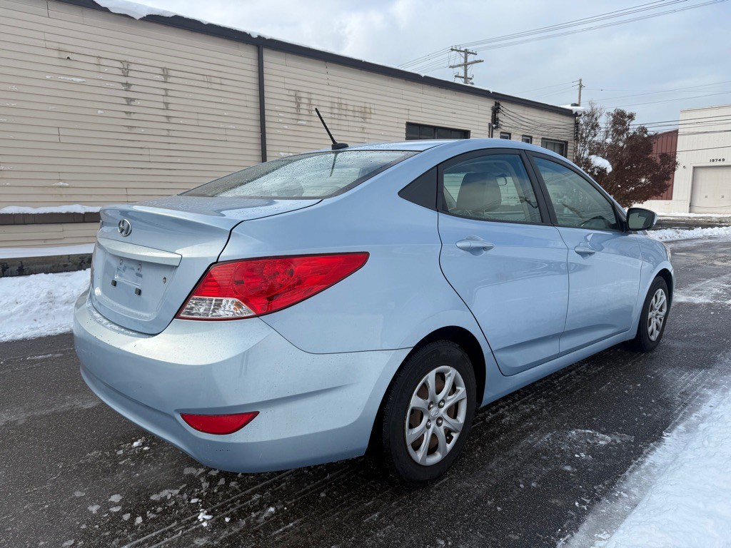 2012 Hyundai Accent Image 3