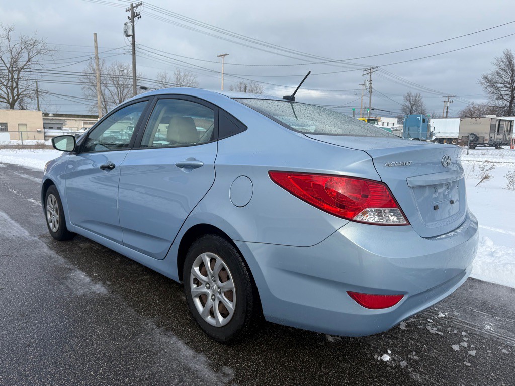 2012 Hyundai Accent Image 5