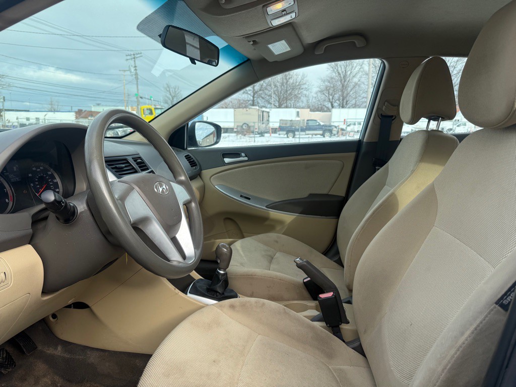 2012 Hyundai Accent Image 9