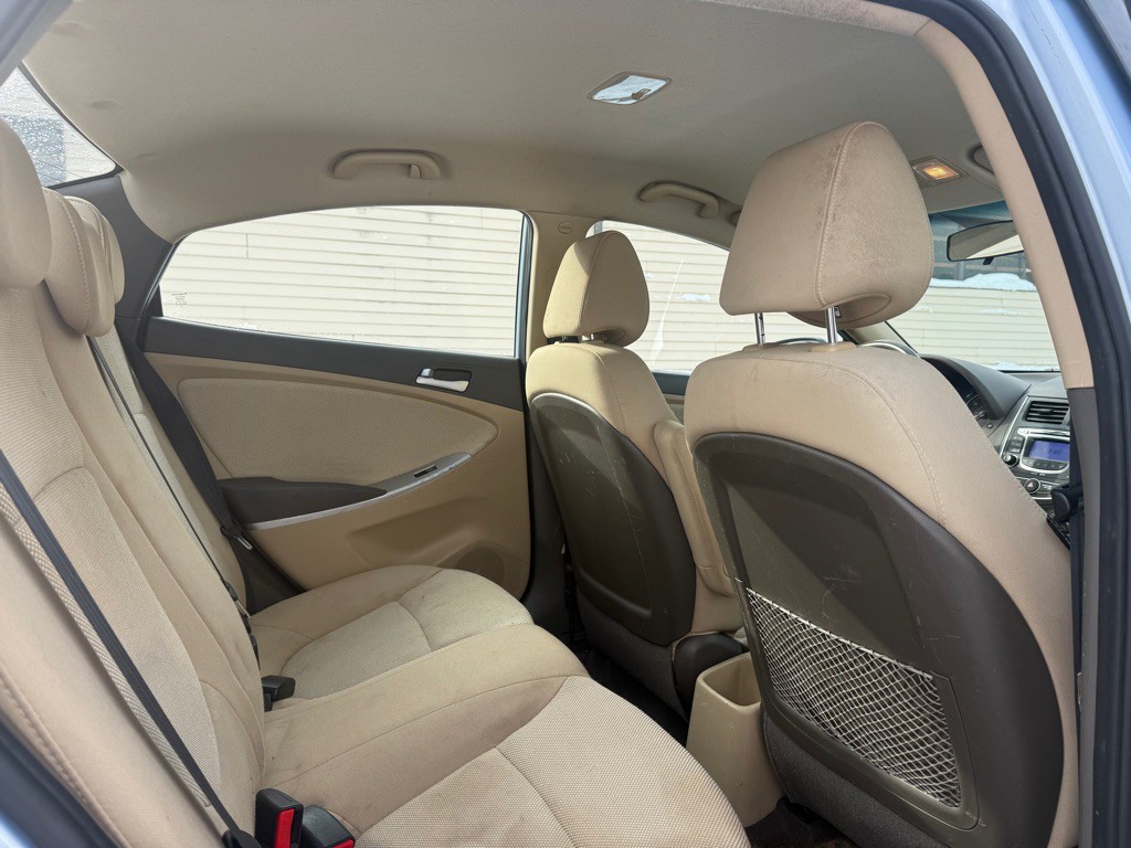 2012 Hyundai Accent Image 11
