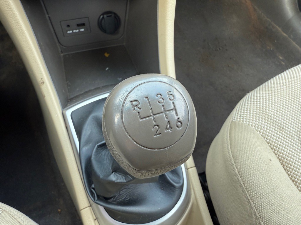 2012 Hyundai Accent Image 15