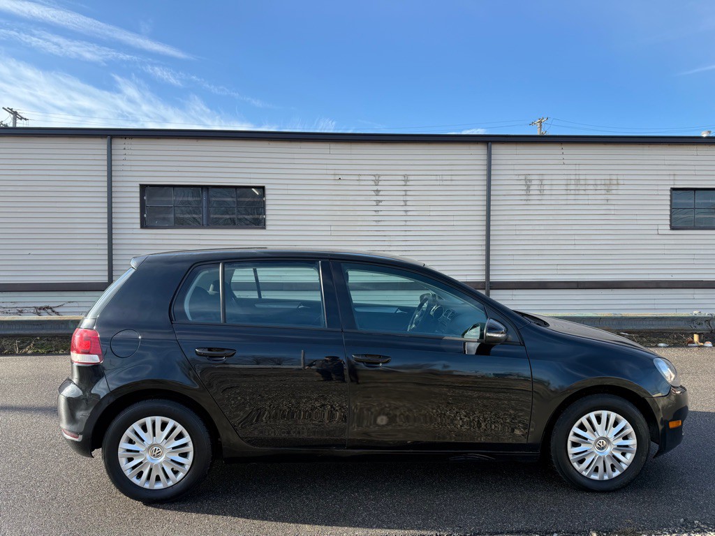 2013 Volkswagen Golf Image 2