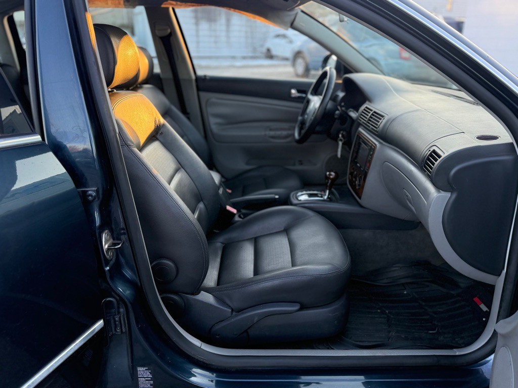 2005 Volkswagen Passat Image 10