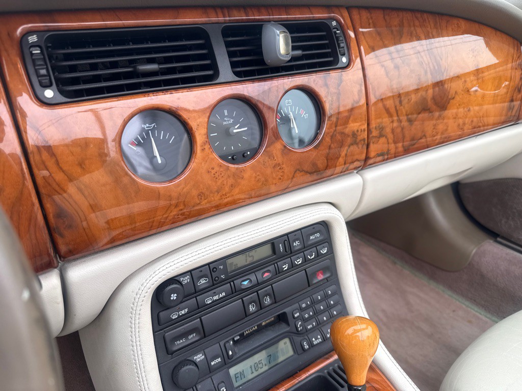 2000 Jaguar XK-Series Image 16