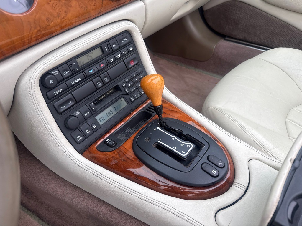 2000 Jaguar XK-Series Image 17