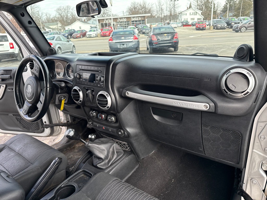 2011 Jeep Wrangler Image 9