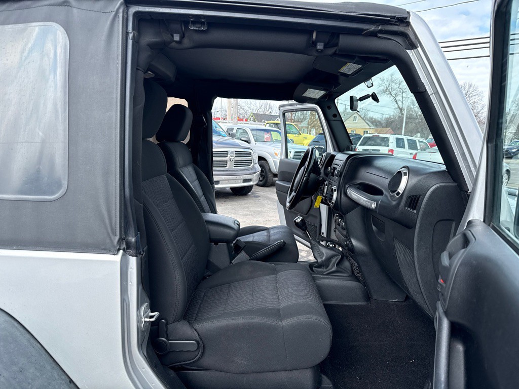 2011 Jeep Wrangler Image 11