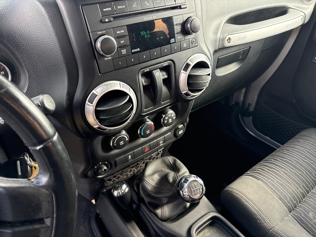 2011 Jeep Wrangler Image 12