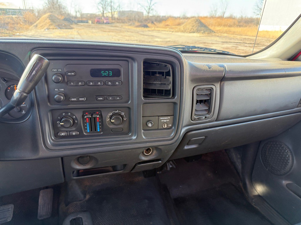 2003 Chevrolet Silverado 1500 Image 12