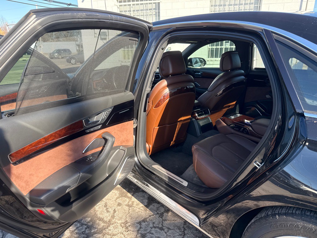 2011 Audi A8 Image 12