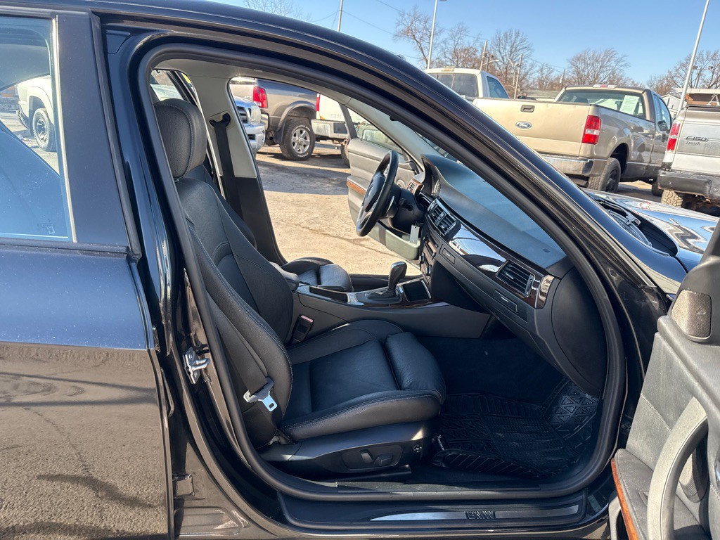 2011 BMW 3 Series Image 11