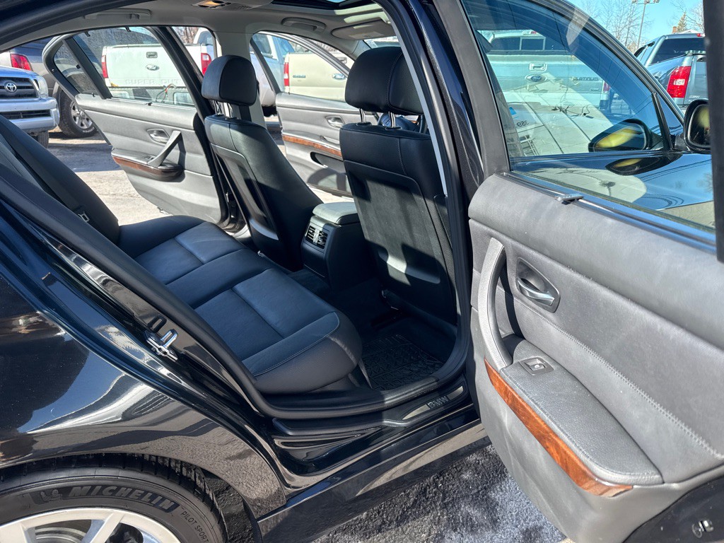 2011 BMW 3 Series Image 13