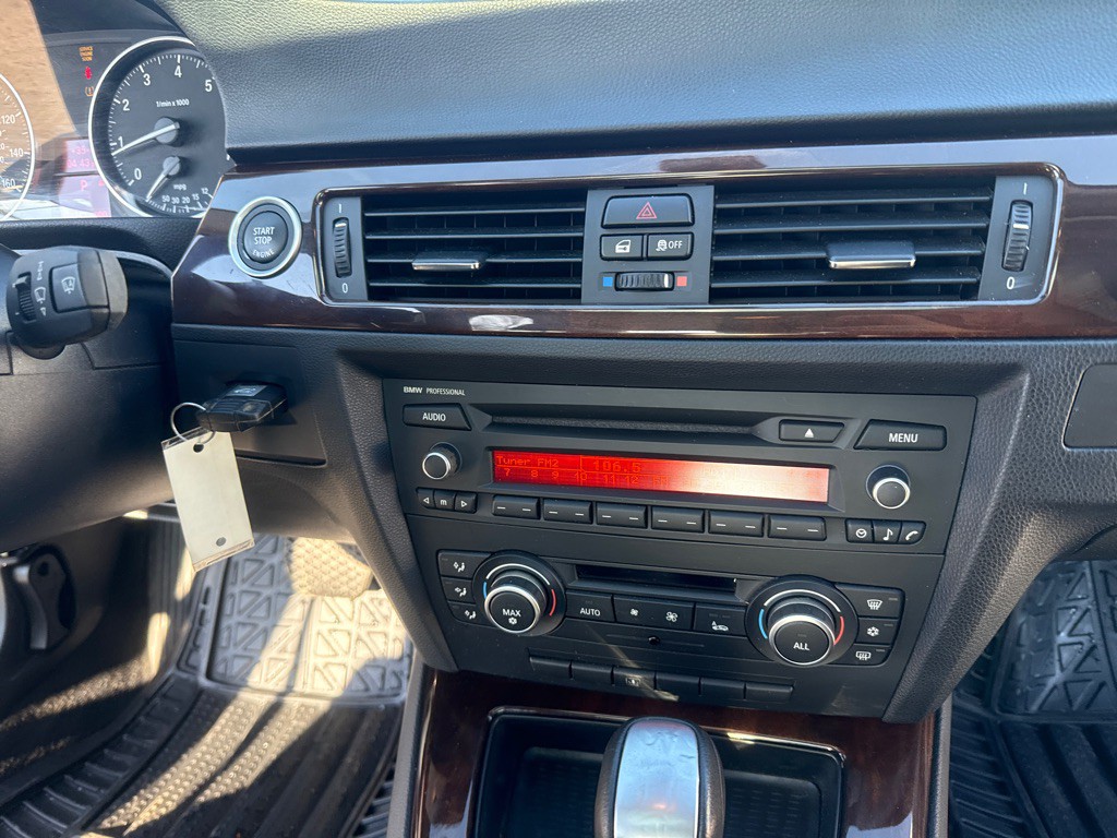 2011 BMW 3 Series Image 15