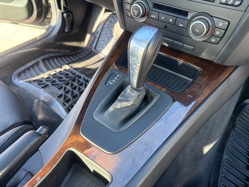 2011 BMW 3 Series Image 16