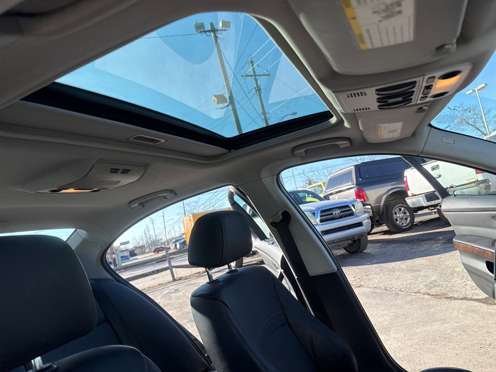 2011 BMW 3 Series Image 17