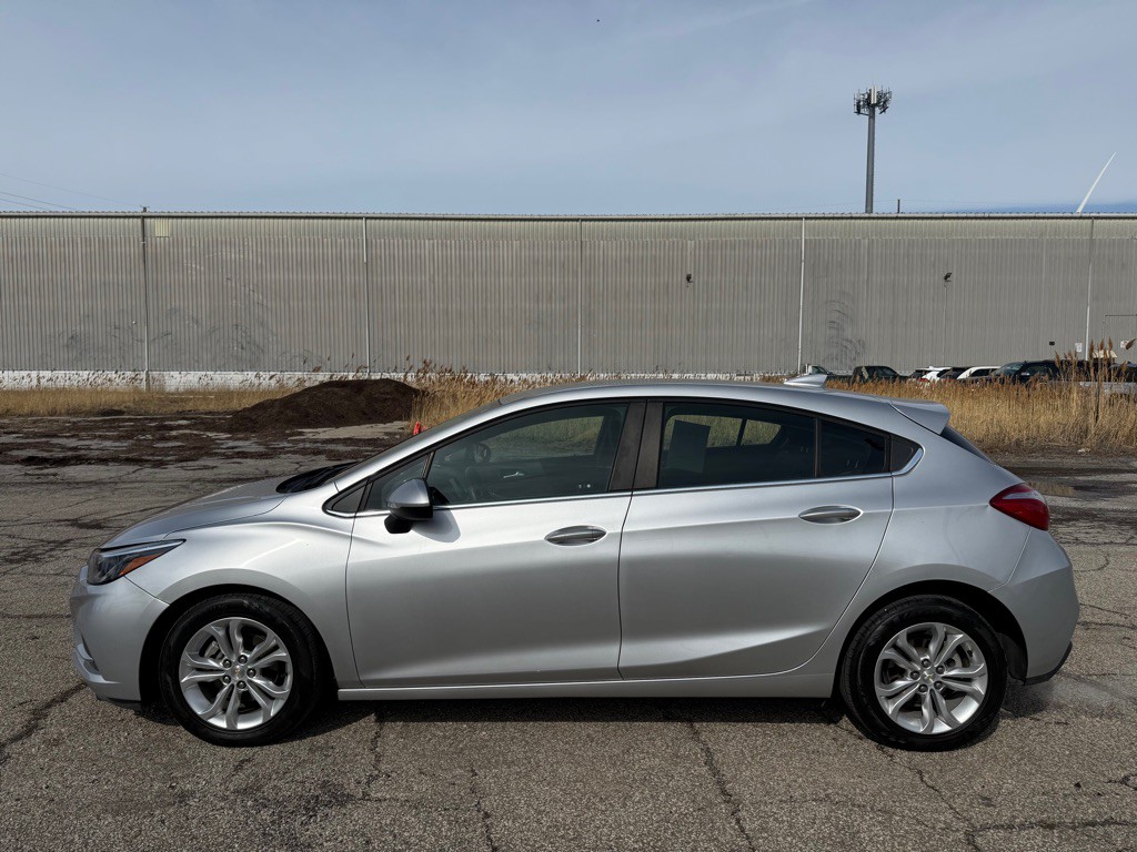 2019 Chevrolet Cruze Image 2