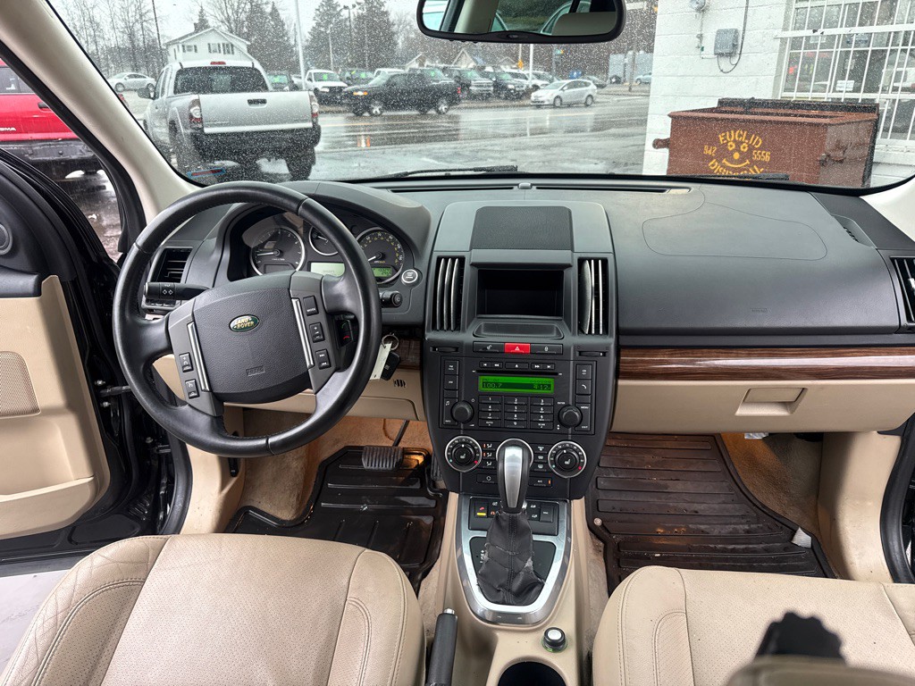 2010 Land Rover LR2 Image 9