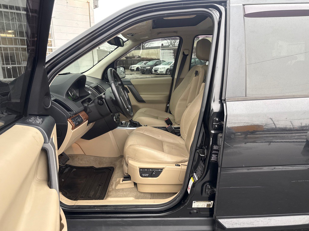 2010 Land Rover LR2 Image 10