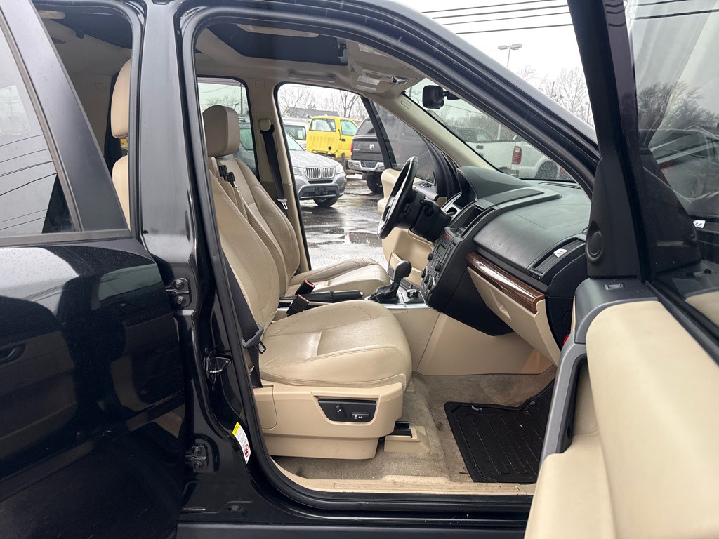 2010 Land Rover LR2 Image 11