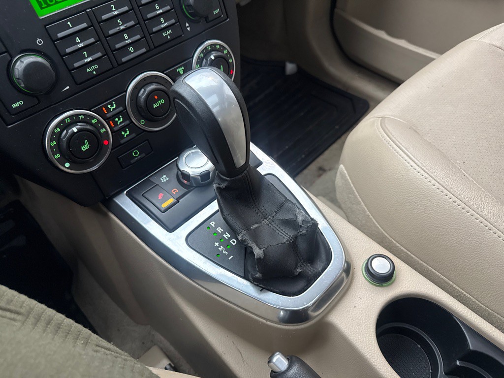 2010 Land Rover LR2 Image 16